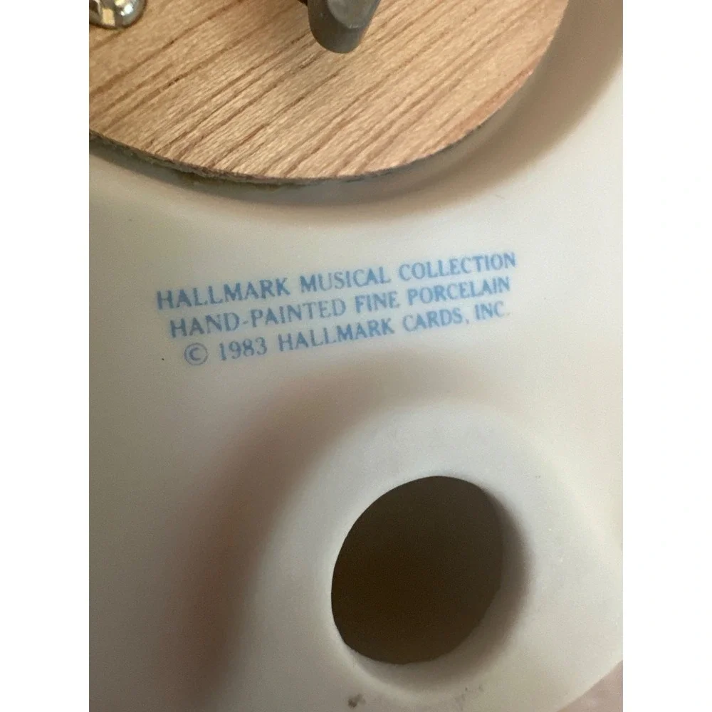 Hallmark Musical Collection Hand-Painted Porcelain Silent Night Figurine‎ 1983